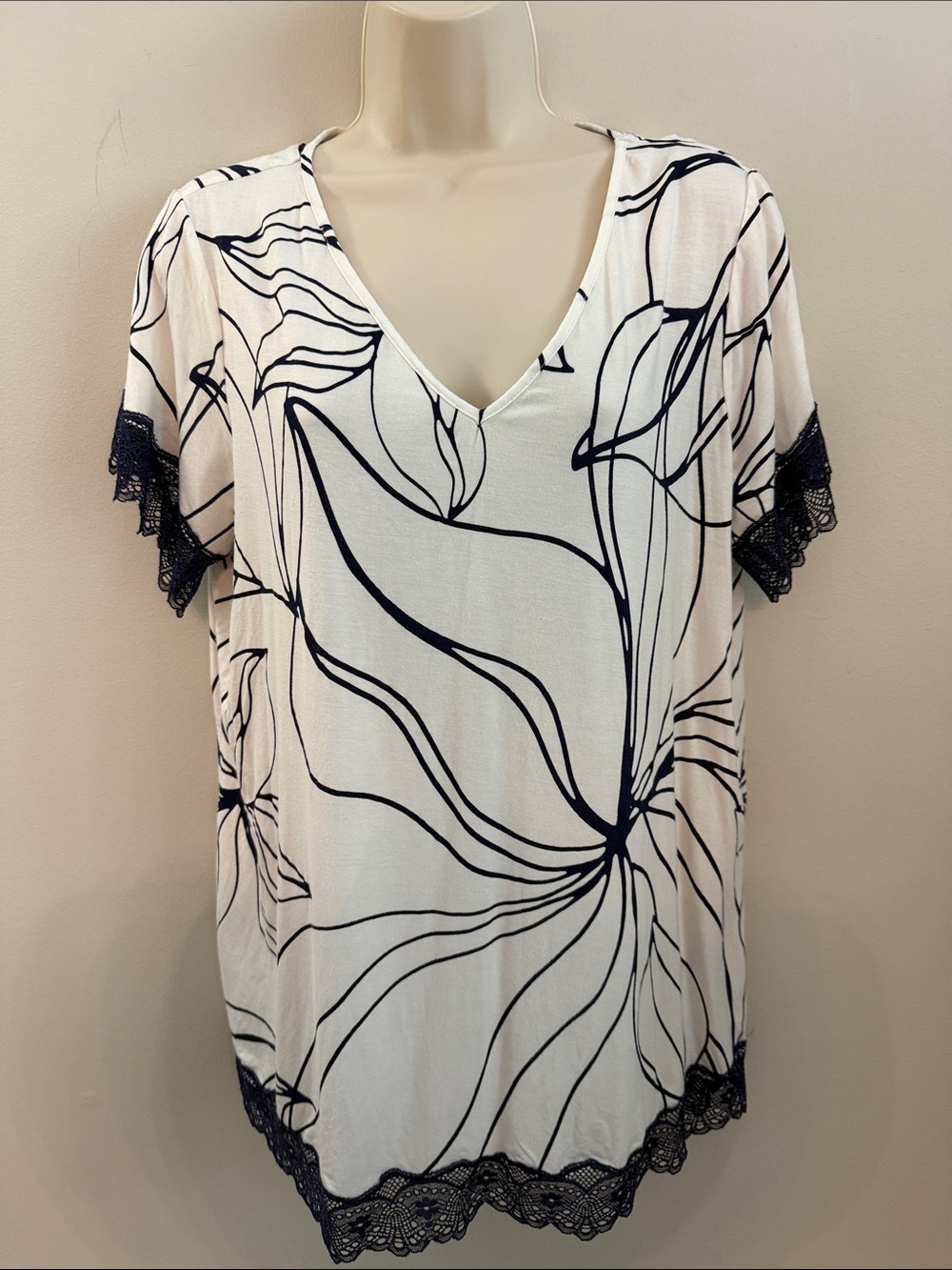 Soma White V-Neck pajama Top with Navy Floral Print and Lace Size Large